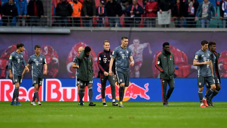 Los jugadores del Bayern Múnich se lamentan no haber ganado y deberán esperar una jornada para coronarse, si ganan. (Foto Prensa Libre: EFE)