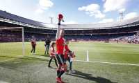73177694. Rotterdam (Netherlands), 12/05/2019.- Feyenoord's Robin van Persie waves to the fans during his farewell ceremony after the Dutch Eredivisie soccer match between Feyenoord and Den Haag in Rotterdam, The Netherlands, 12 May 2019.