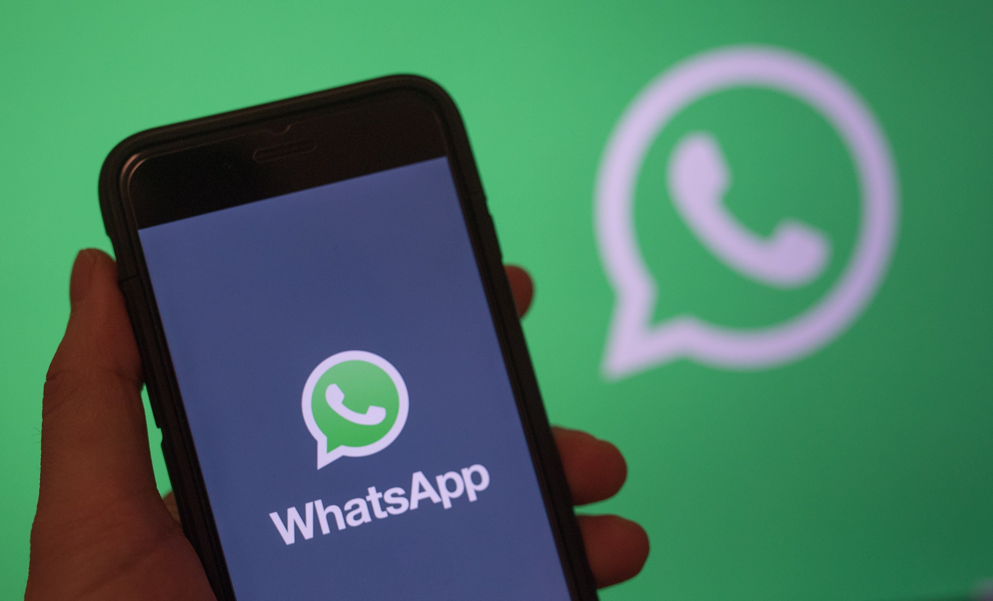 El servicio de mensajería instantánea WhatsApp suele ser una de las aplicaciones que ocupan más espacio en su celular. (Foto Prensa Libre: EFE)