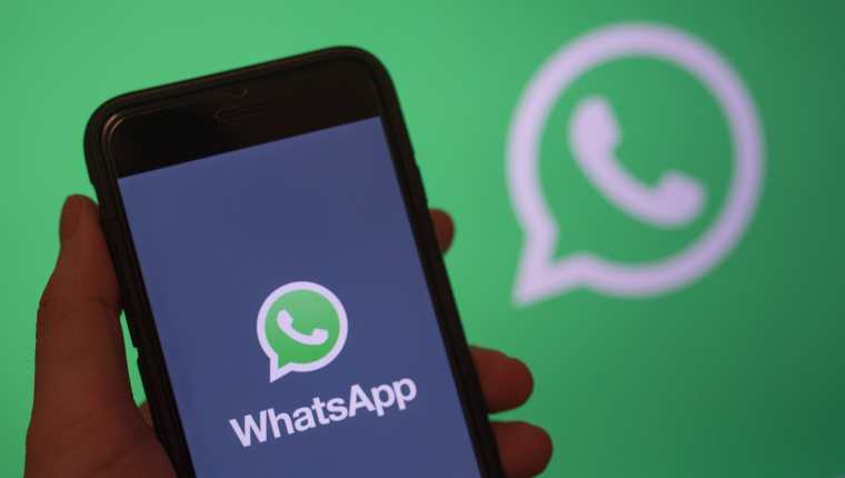 El servicio de mensajería instantánea WhatsApp suele ser una de las aplicaciones que ocupan más espacio en su celular.  (Foto Prensa Libre: EFE)