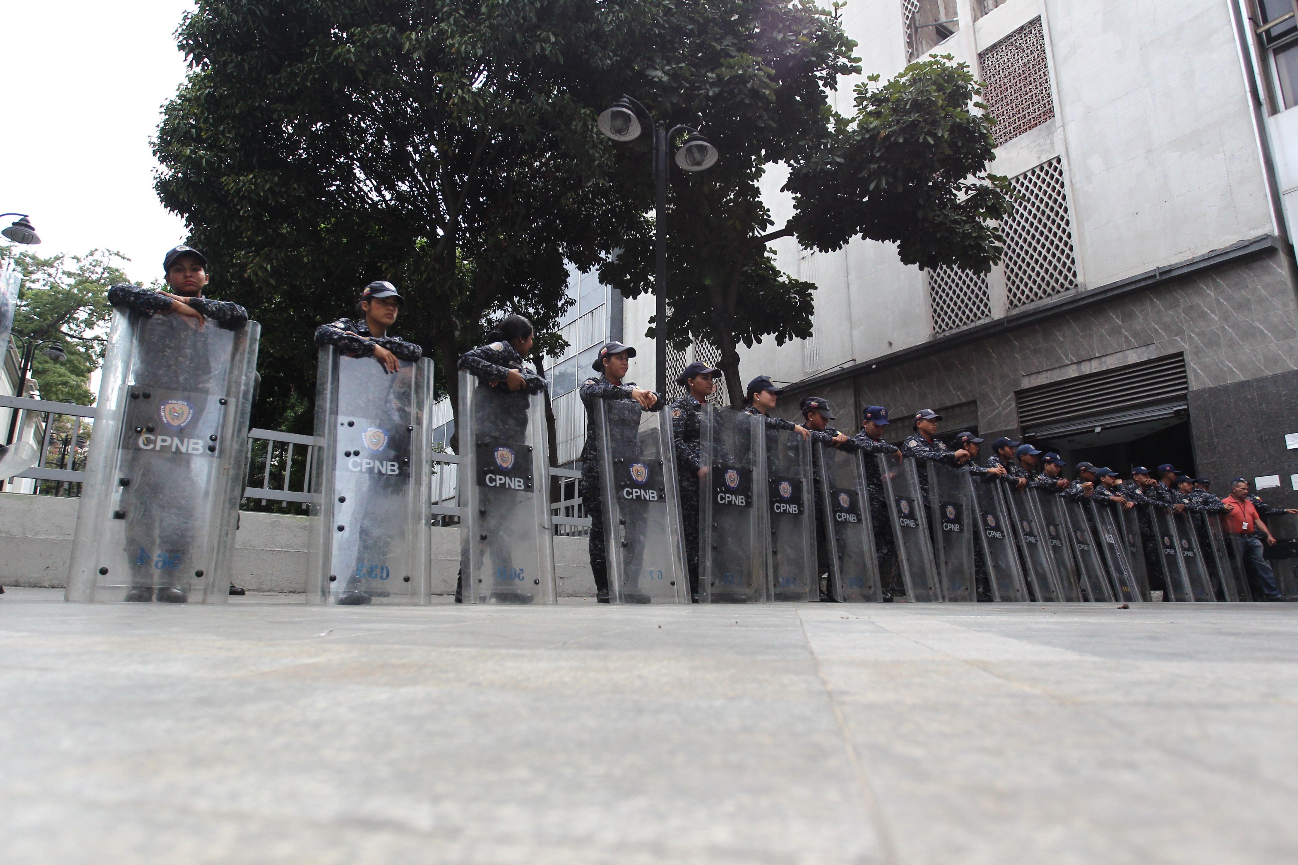Agentes de las Fuerzas Bolivarianas bloquean el acceso a la sede de la Asamblea Nacional venezolana. (Foto Prensa Libre: EFE)
