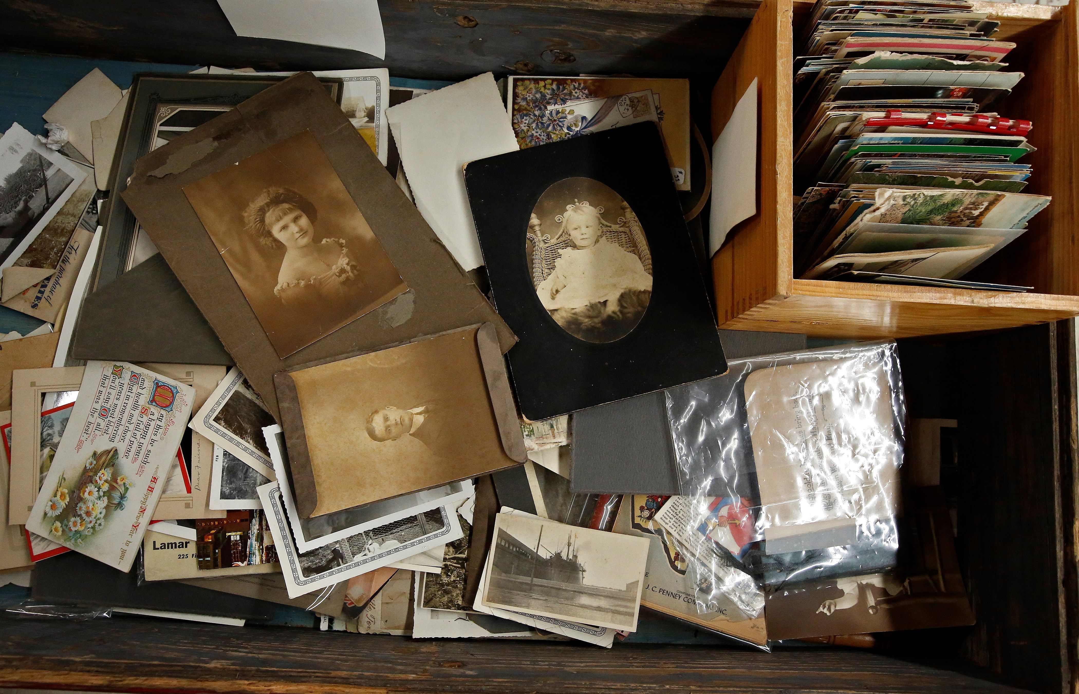 LWS107. PARÍS (ESTADOS UNIDOS), 15/05 / 2019.- Vista de fotos antiguas en una caja este miércoles, en una tienda de París, Texas (EE.UU.). En todo el estado de Texas, muchos distritos comerciales de ciudades pequeñas están repletos de espacios comerciales vacíos. Los antiguos edificios originales a menudo son ocupados nuevamente por las tiendas de antigüedades, que ofrecen un flujo constante de mercancías para los clientes. EFE/ LARRY W. SMITH