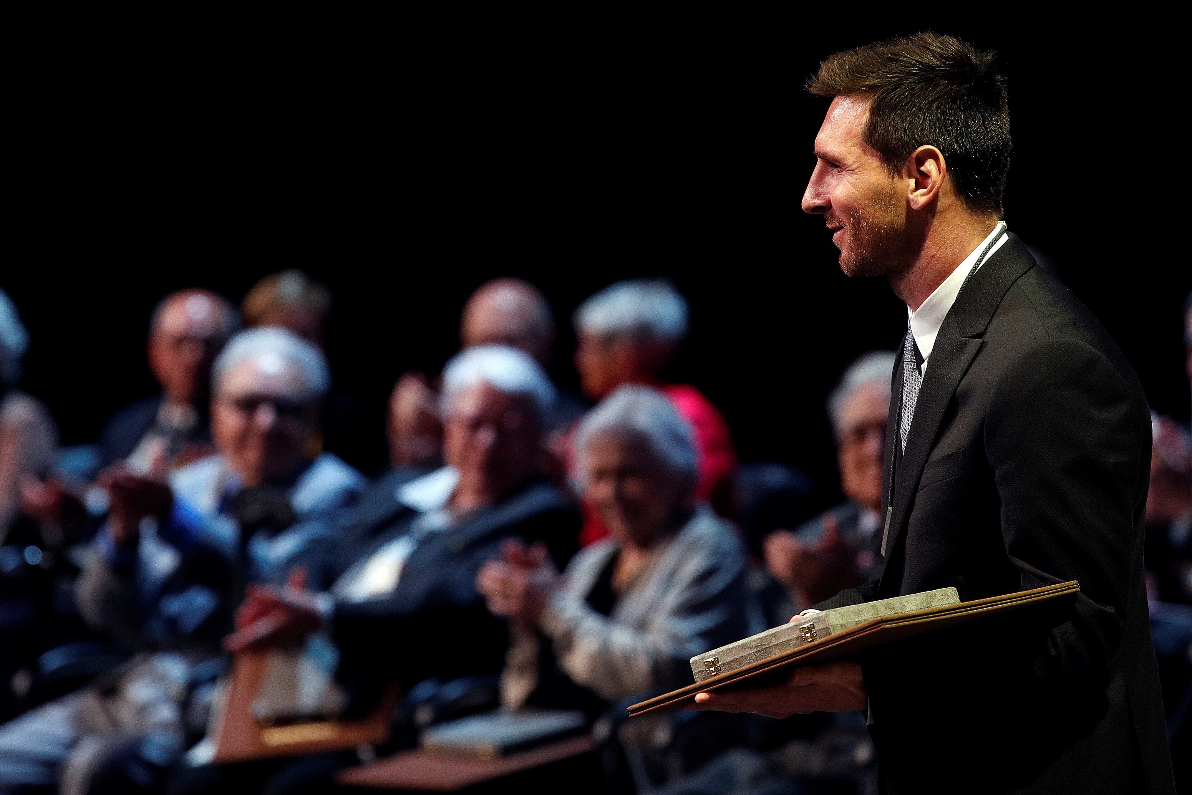 El argentino Lionel Messi está feliz por la condecoración. (Foto Prensa Libre: EFE)