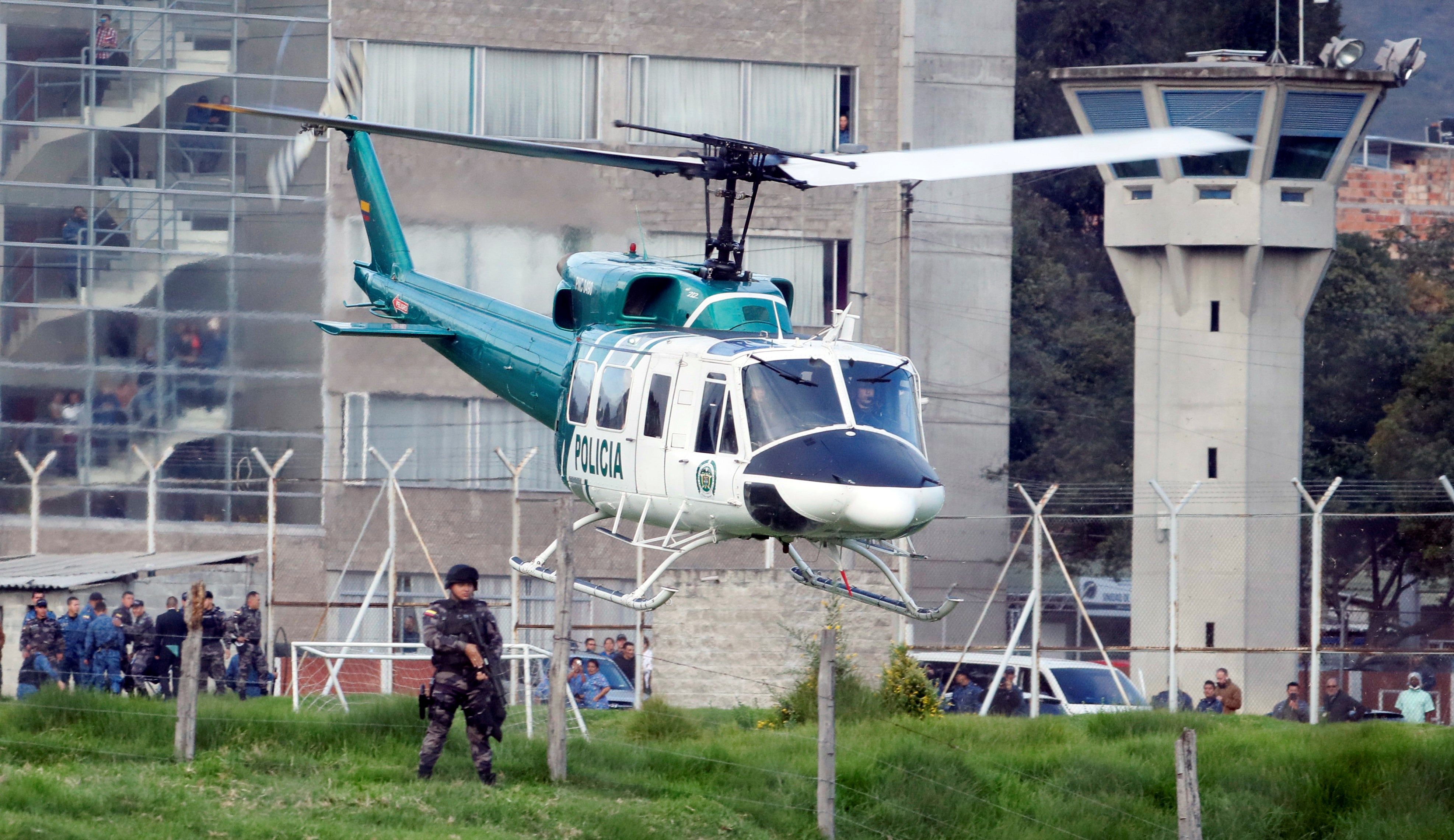 Un helicóptero de la Policía despega desde la cárcel La Picota con el exjefe guerrillero "Jesús Santrich" (al interior) para trasladarlo a la sede principal de la Fiscalía luego de su recaptura. (Foto Prensa Libre: EFE)