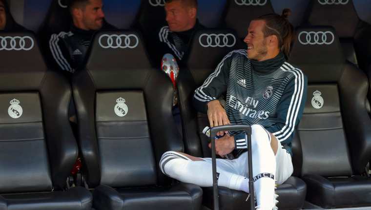 El centrocampista galés del Real Madrid Gareth Bale en el banquillo durante el partido ante el Betis. (Foto Prensa Libre: EFE)