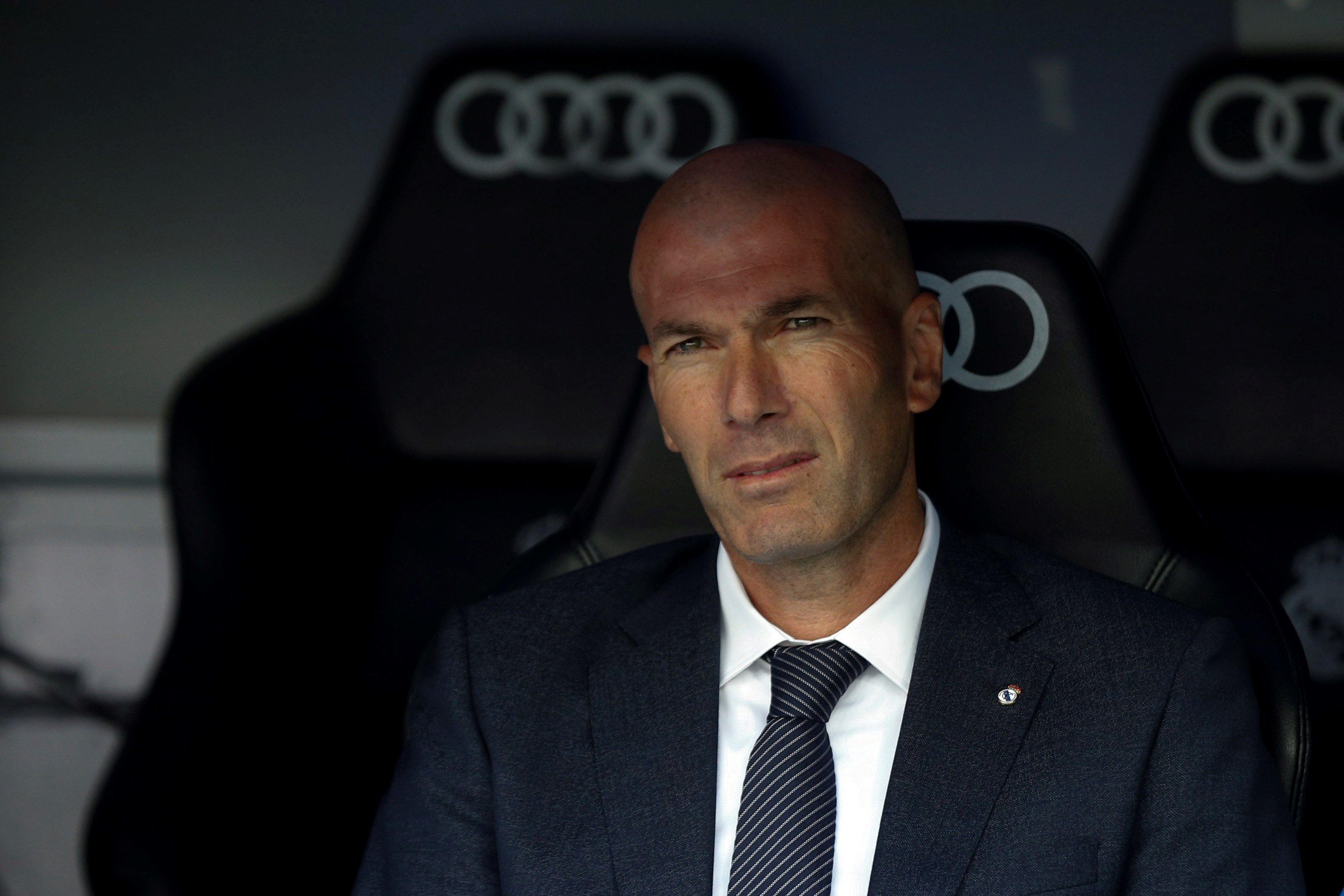 El francés Zinedine Zidane,  entrenador del Real Madrid, se retiró de la concentración de su club. (Foto Prensa Libre: EFE)