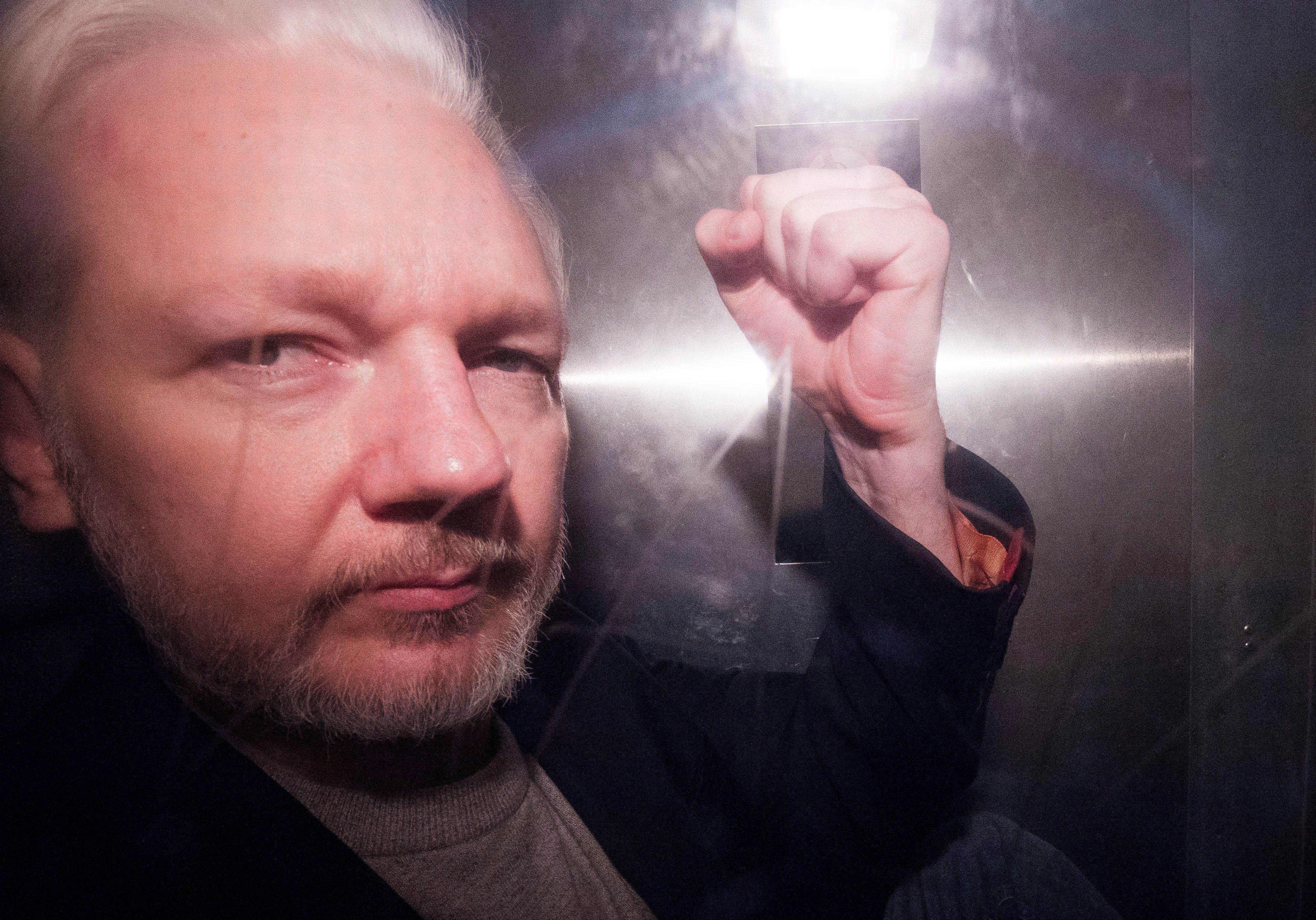El fundador de WikiLeaks, Julian Assange, mientras abandona Southwark Crown Court en una furgoneta de prisión, en una foto de archivo tomada el pasado 13 de mayo, en Londres, Reino Unido. (Foto Prensa Libre: EFE).