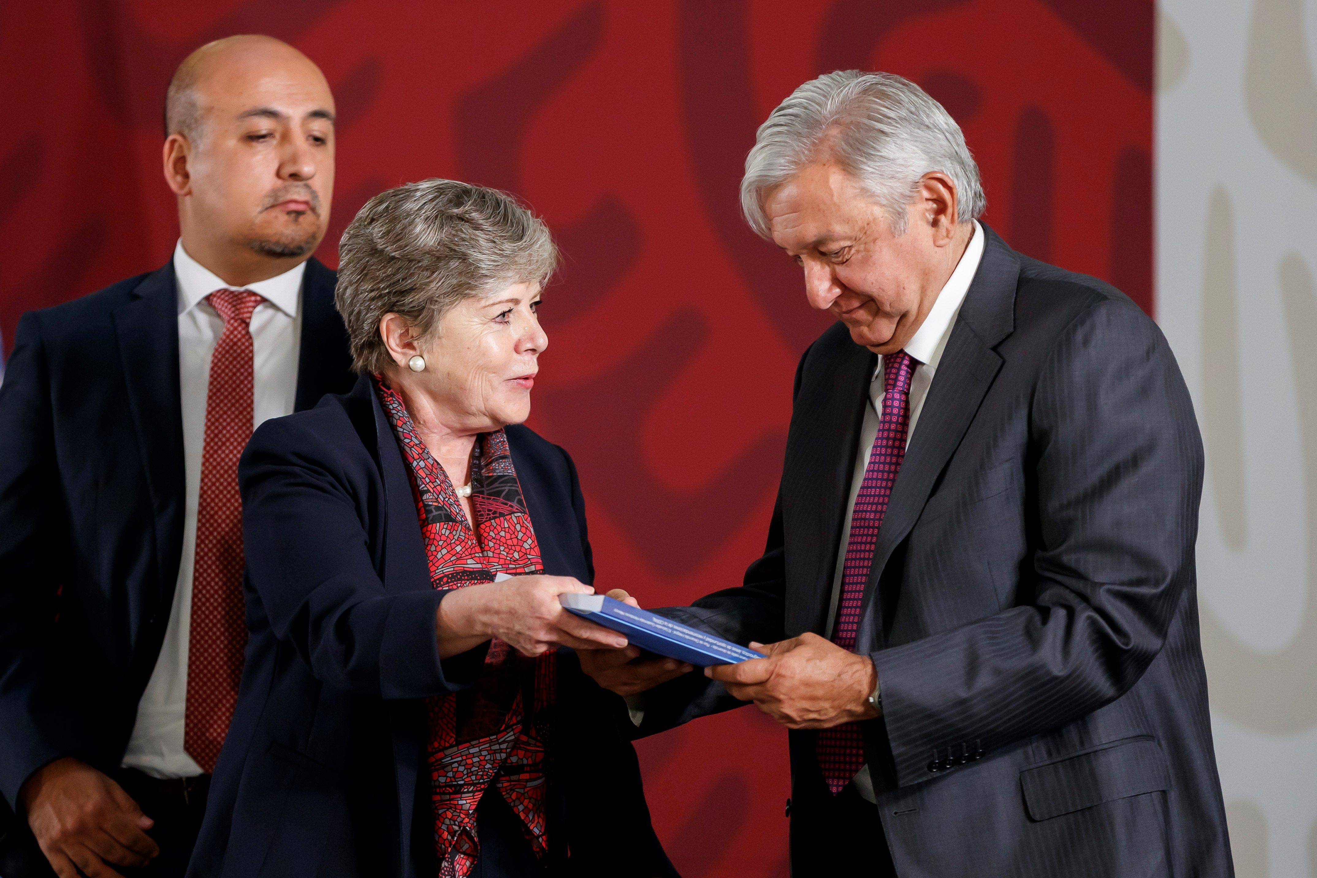 Alicia Bárcena y el presidente de México, Andrés Manuel López Obrador, el día de la presentación del plan, el pasado 20 de mayo. (Foto Prensa Libre: Hemeroteca PL)