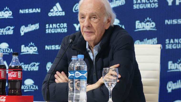 El director de selecciones nacionales y entrenador campeón el mundo en Argentina 1978, César Luis Menotti, dice que hay que disfrutar a Messi y Cristiano. (Foto Prensa Libre: EFE)