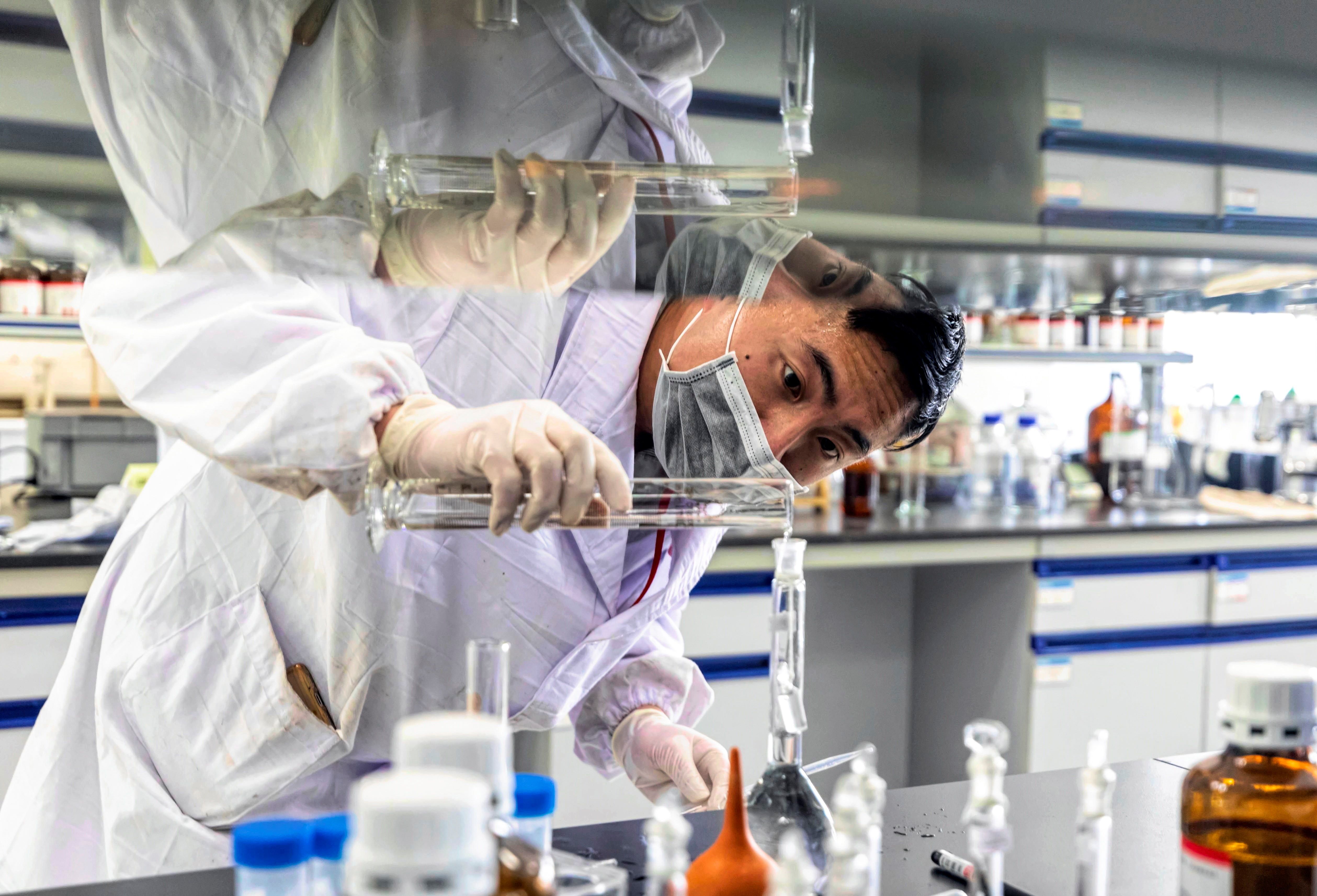 Imagen que muestra a un hombre mientras trabaja en un laboratorio de investigación en Lianyungang, China. (Foto Prensa Libre: EFE).