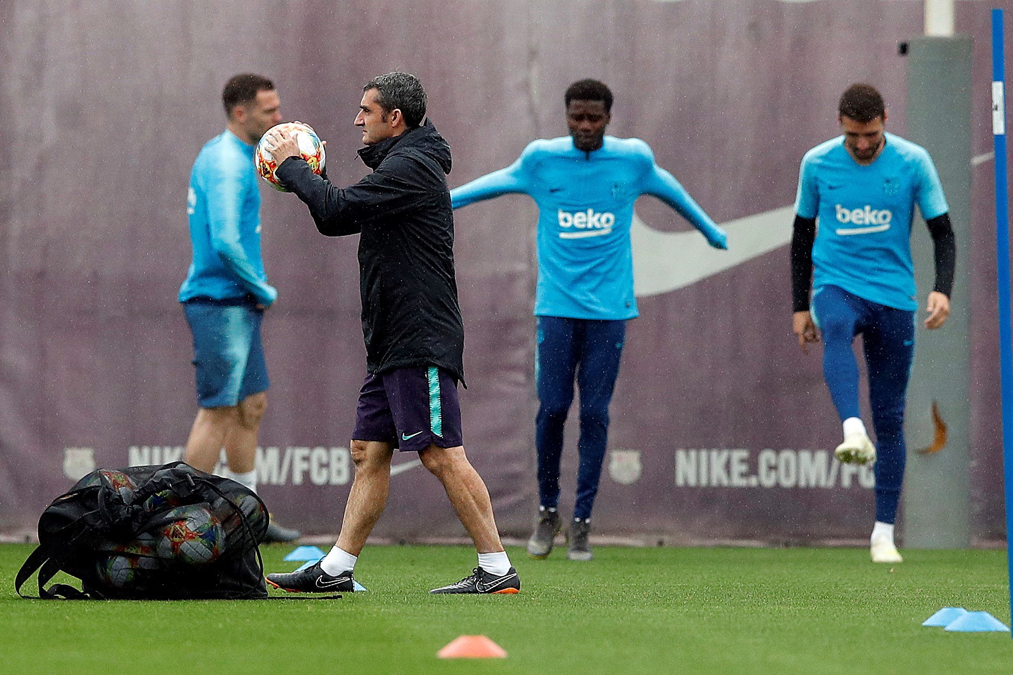 El entrenador del FC Barcelona, Ernesto Valverde durante el entrenamiento que el equipo azulgrana. (Foto Prensa Libre: EFE)