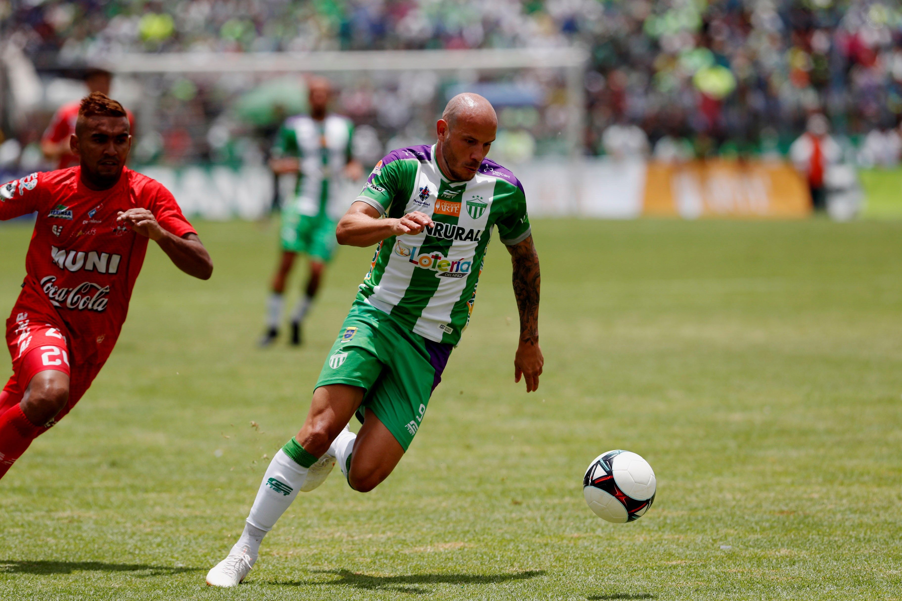 GU7001. ANTIGUA GUATEMALA (GUATEMALA), 26/05/2019.- El jugador de Antigua Anllel Porras (d) disputa el balón con Edwin Fuentes (i) de Malacateco este domingo, durante la final del fútbol de Guatemala en el torneo de clausura 2019 de la Liga Mayor de Guatemala, en el estadio Pensativo de Antigua Guatemala, Sacatepéquez (Guatemala). EFE/Esteban Biba