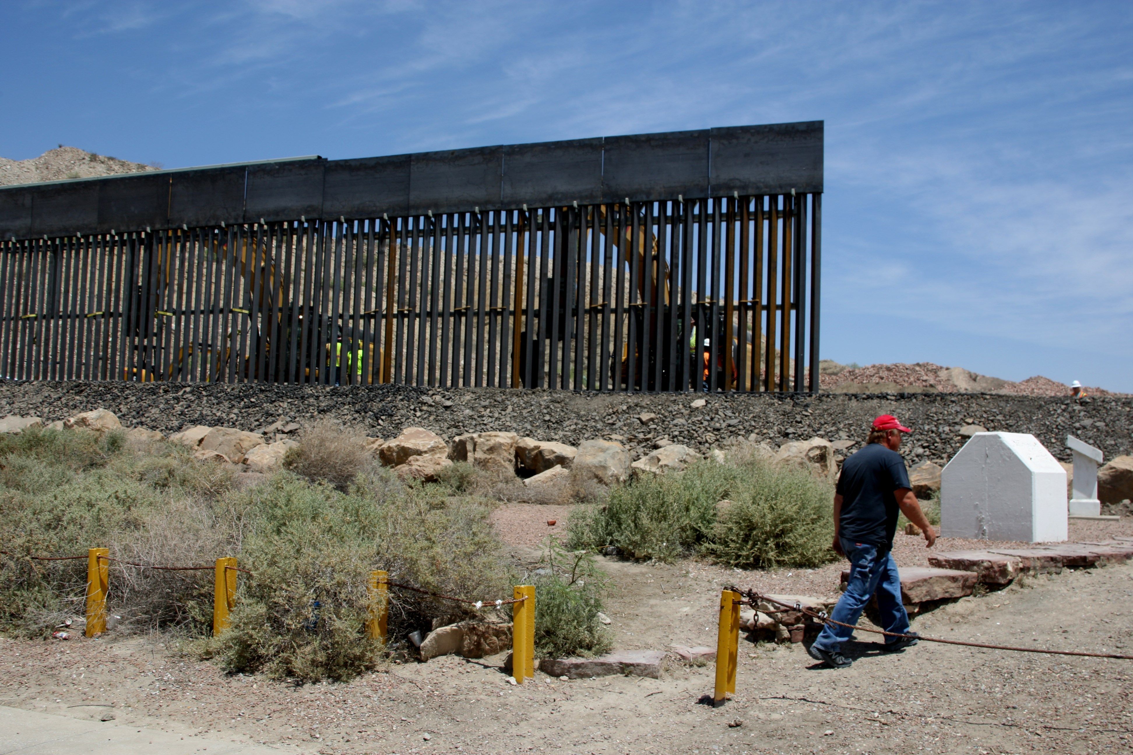 La construcción de un muro es la principal oferta de campaña del presidente Donald Trump. (Foto Prensa Libre/ EFE)