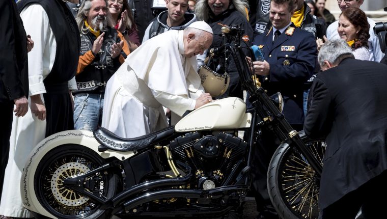 El papa Francisco demuestra su pasión por las motos Harley Davidson y por  el futbol – Prensa Libre