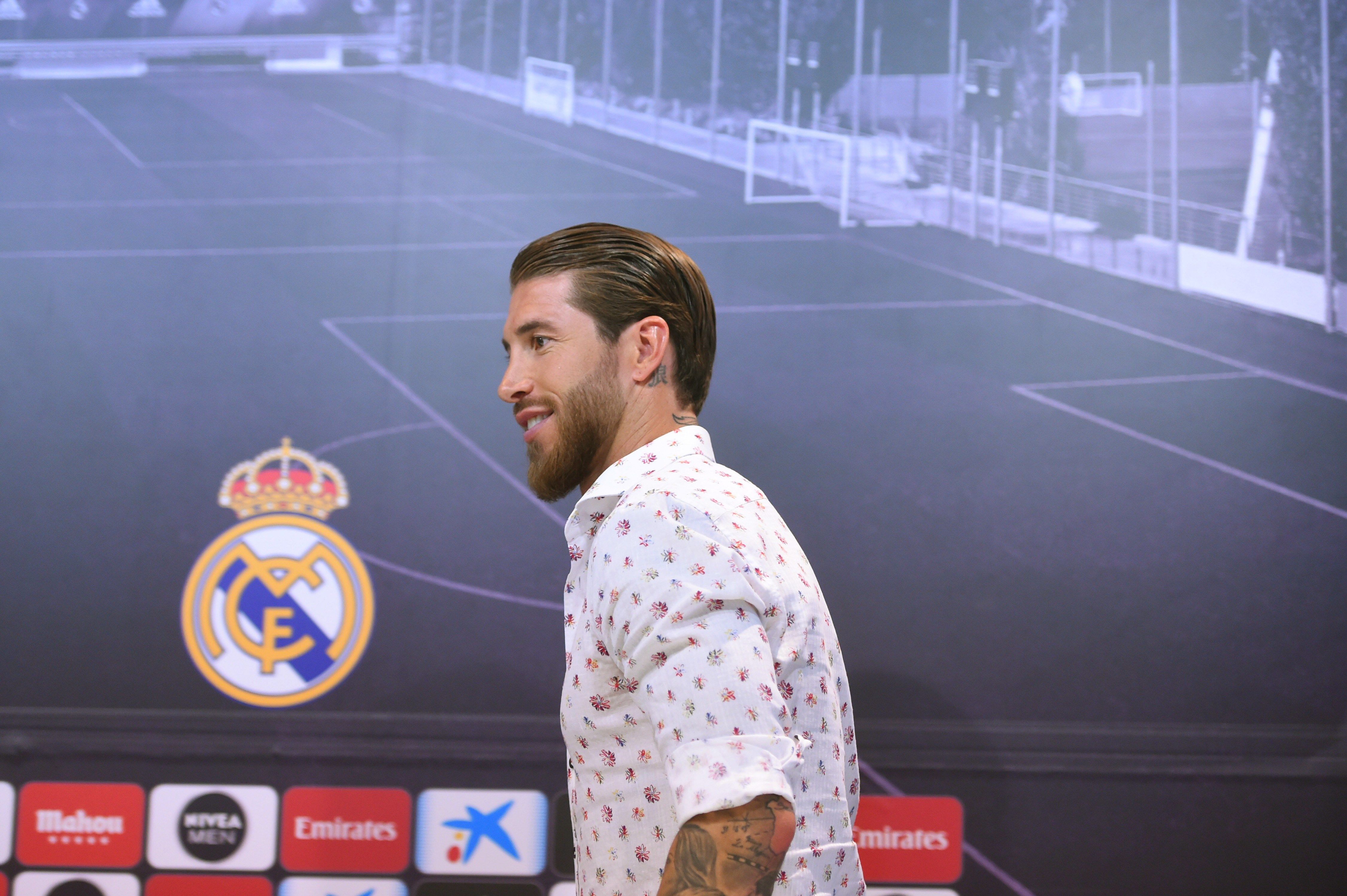El defensa y capitán del Real Madrid Sergio Ramos a su llegada a la rueda de prensa ofrecida esta tarde en el estadio Santiago Bernabéu. (Foto Prensa Libre: EFE)