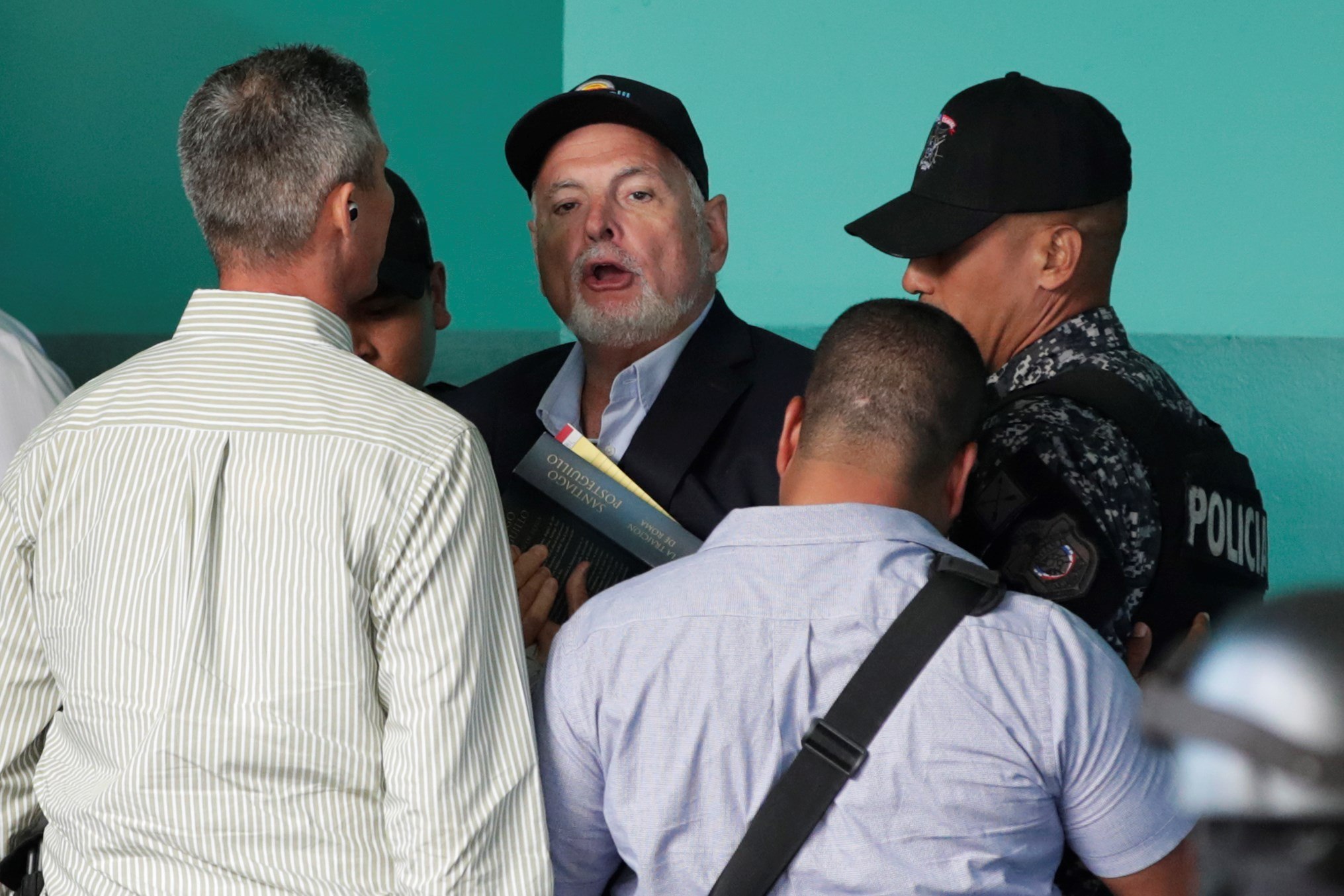 Fotografía fechada el 12 de marzo de 2019 que muestra al expresidente de Panamá, Ricardo Martinelli (c), mientras es custodiado por miembros de la Policía Nacional. (Foto Prensa Libre: EFE)