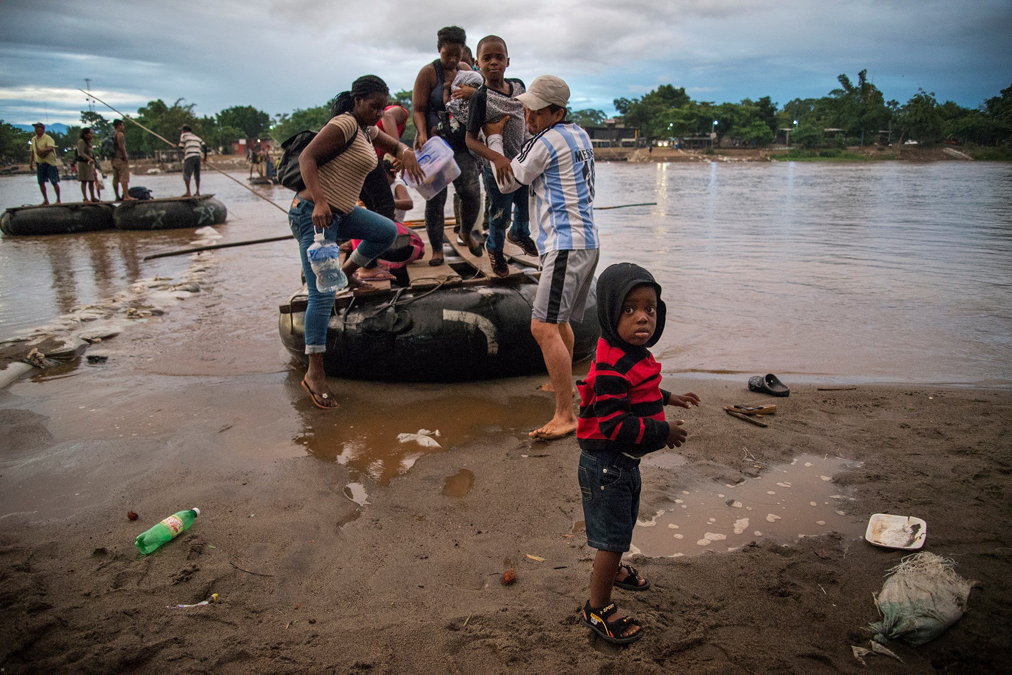 Migrantes provenientes de África y Haití se internan a territorio mexicano  por las márgenes del río Suchiate. EE. UU. pretende que Guatemala se convierta en un tercer país seguro para solicitantes de asilo. El hecho de que ya no se concretara el acuerdo hizo que Trump amenazara con imponer aranceles. (Foto Prensa Libre: EFE) 