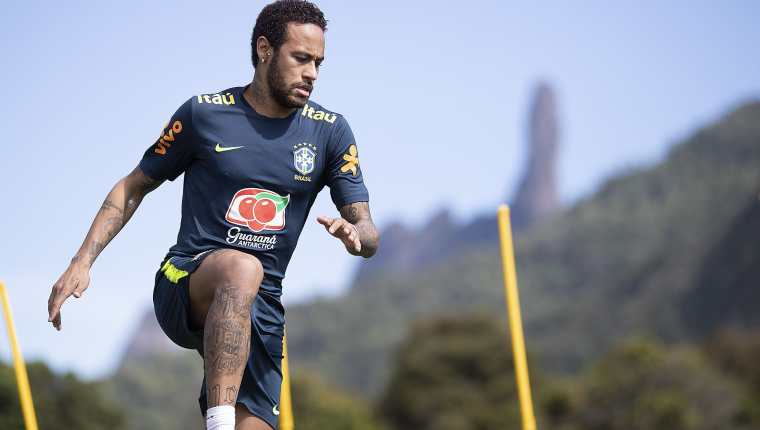 El delantero brasileño Neymar es acusado en su país de violación. (Foto Prensa Libre: EFE)