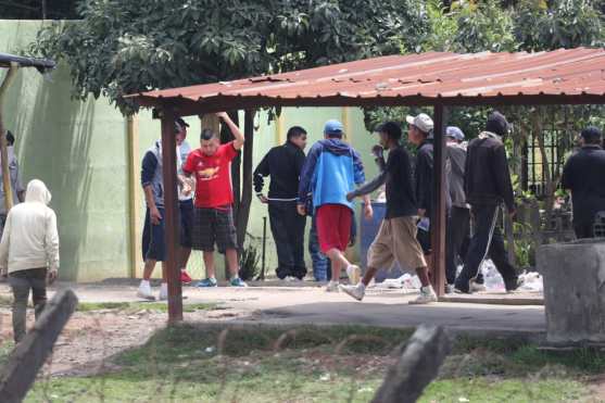 Grupos de  reos se mantienen dentro de las instalaciones de la granja. Foto Prensa Libre: Érick Ávila
