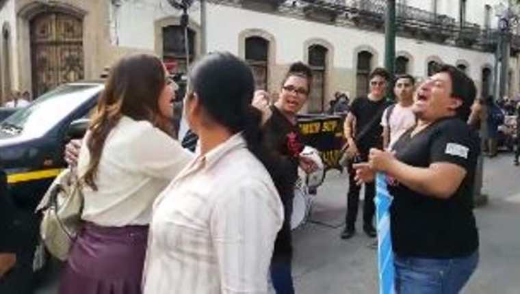 Diputada Patricia Sandoval (izq) saluda con ironía a un manifestante.