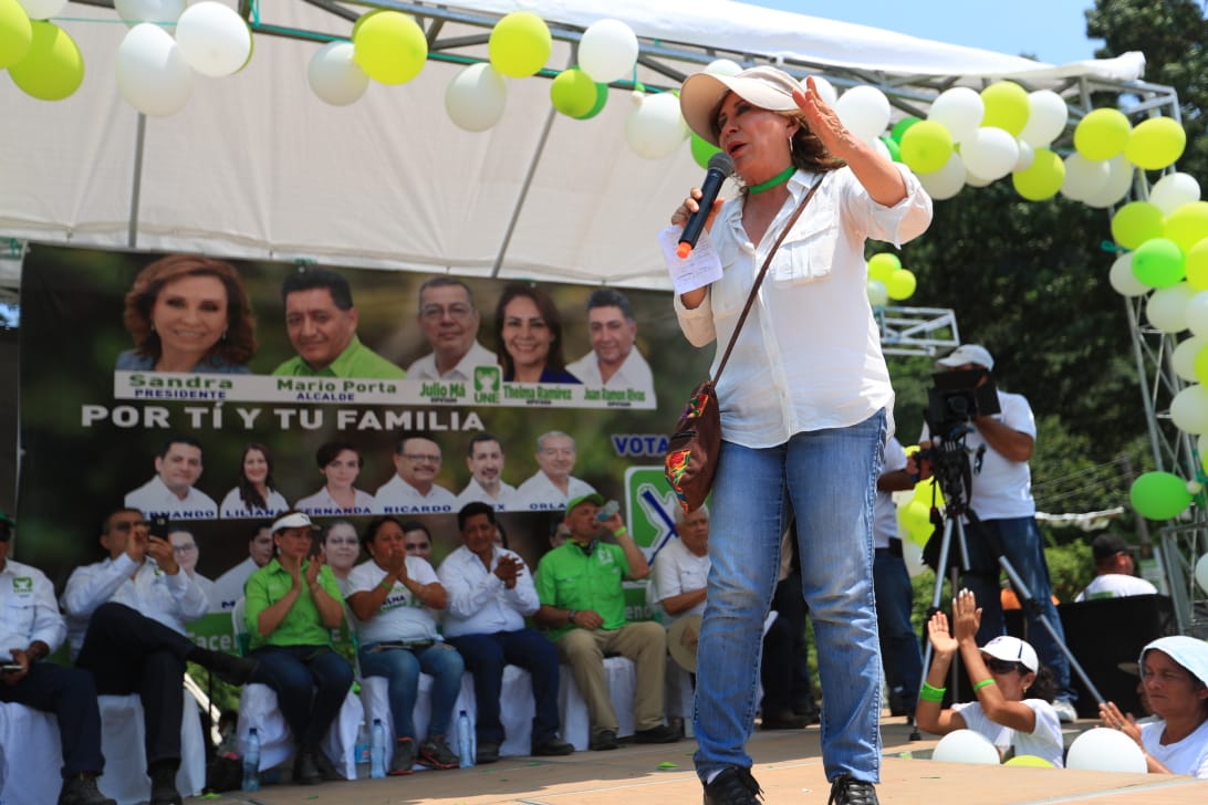 Sandra Torres se dirige a vecinos de Puerto Barrios, Izabal. (Foto Prensa Libre: Carlos Hernández)