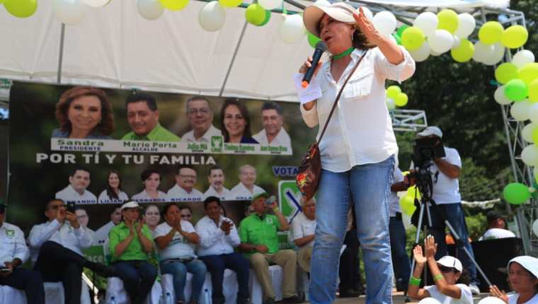 Sandra Torres se dirige a vecinos de Puerto Barrios, Izabal. (Foto Prensa Libre: Carlos Hernández)