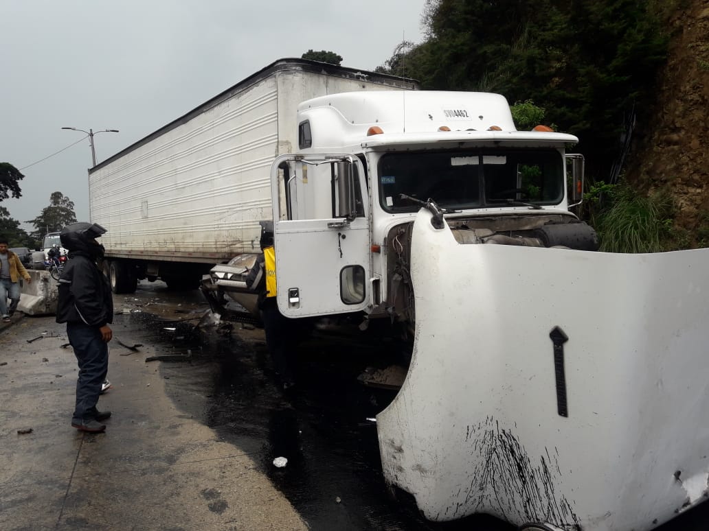 Trailerazo bloquea carriles en ruta a El Salvador