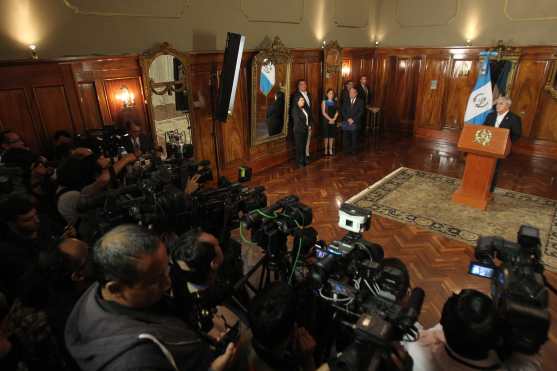 En una conferencia de prensa el ex presidente Otto Perez Molina, anuncia la renuncia de la ex vicepresidenta Roxana Baldetti el 8 de mayo de 2015.  Foto Prensa Libre 