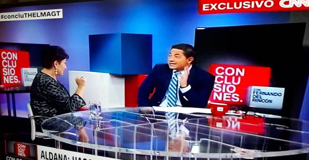 Thelma Aldana, candidata presidencial, habla con el periodista Fernando del Rincón, de CNN en Español.