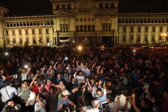 Cientos de guatemaltecos se reunieron la noche del 8 de mayo de 2015 para celebrar la renuncia de Baldetti. Foto Prensa Libre 