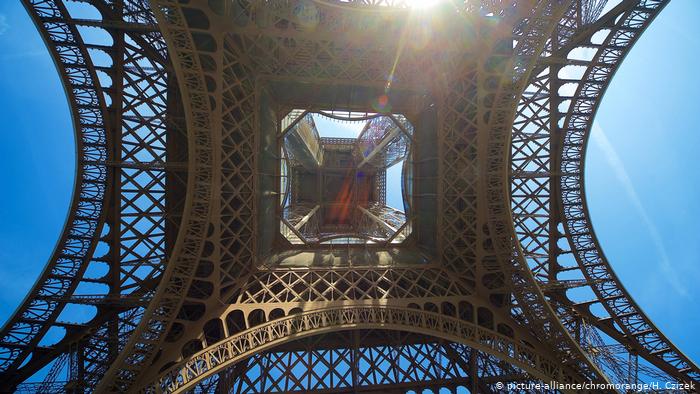 La Torre Eiffel vista desde abajo en una imagen de archivo. (Nermin Ismail, Deutsche Welle)