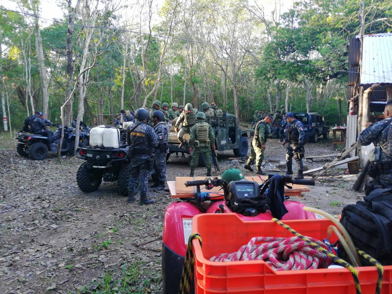 Guardarecursos, soldados guatemaltecos y mexicanos hacer operativos en un área selvática de Petén. (Foto Prensa Libre: Cortesía Francisco Asturias)