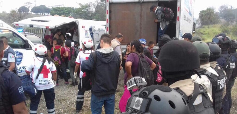 Los guatemaltecos fueron puestos a salvo por diversas instituciones mexicanas. (Foto tomada de la Secretaría de Seguridad Pública de Veracruz)