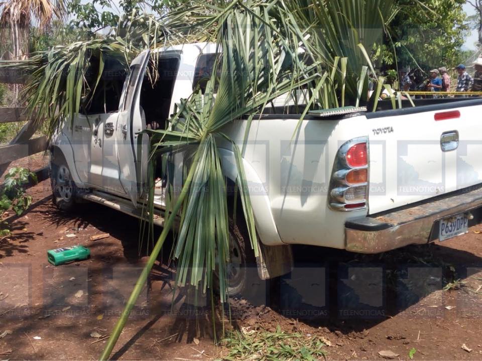 En este vehículo se transportaba la familia al momento de ser atacados. (Foto Prensa Libre: Tomada de Facebook)