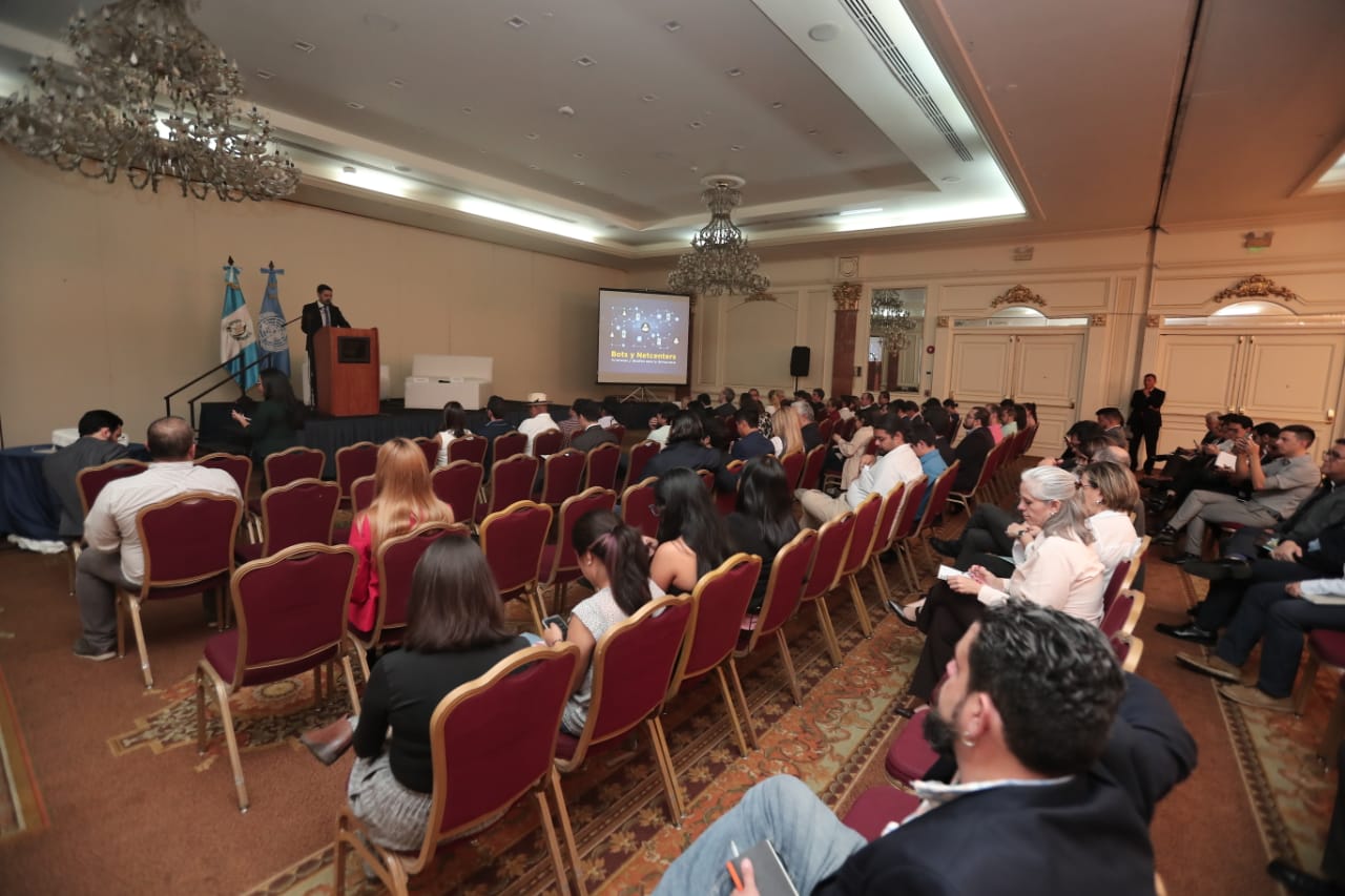 Cada netcenter puede tener 20 trabajadores, con entre cinco y diez cuentas cada uno. (Foto Prensa Libre: Juan Diego González)