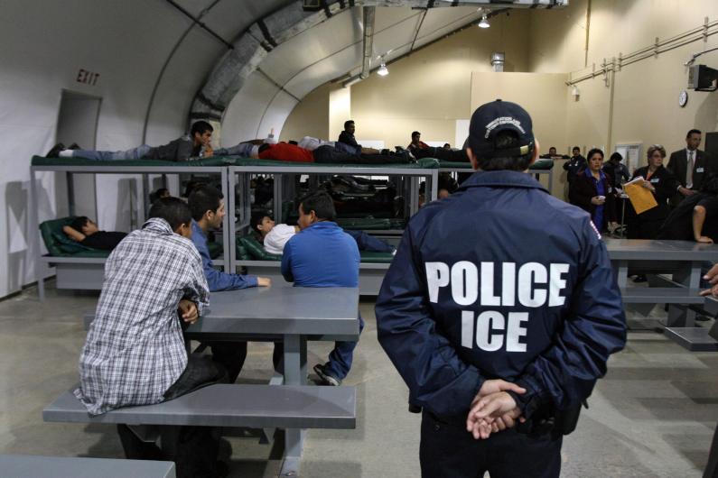 Tras las rejas de ICE: Migrantes pasaron más de un año encerrados en solitario
