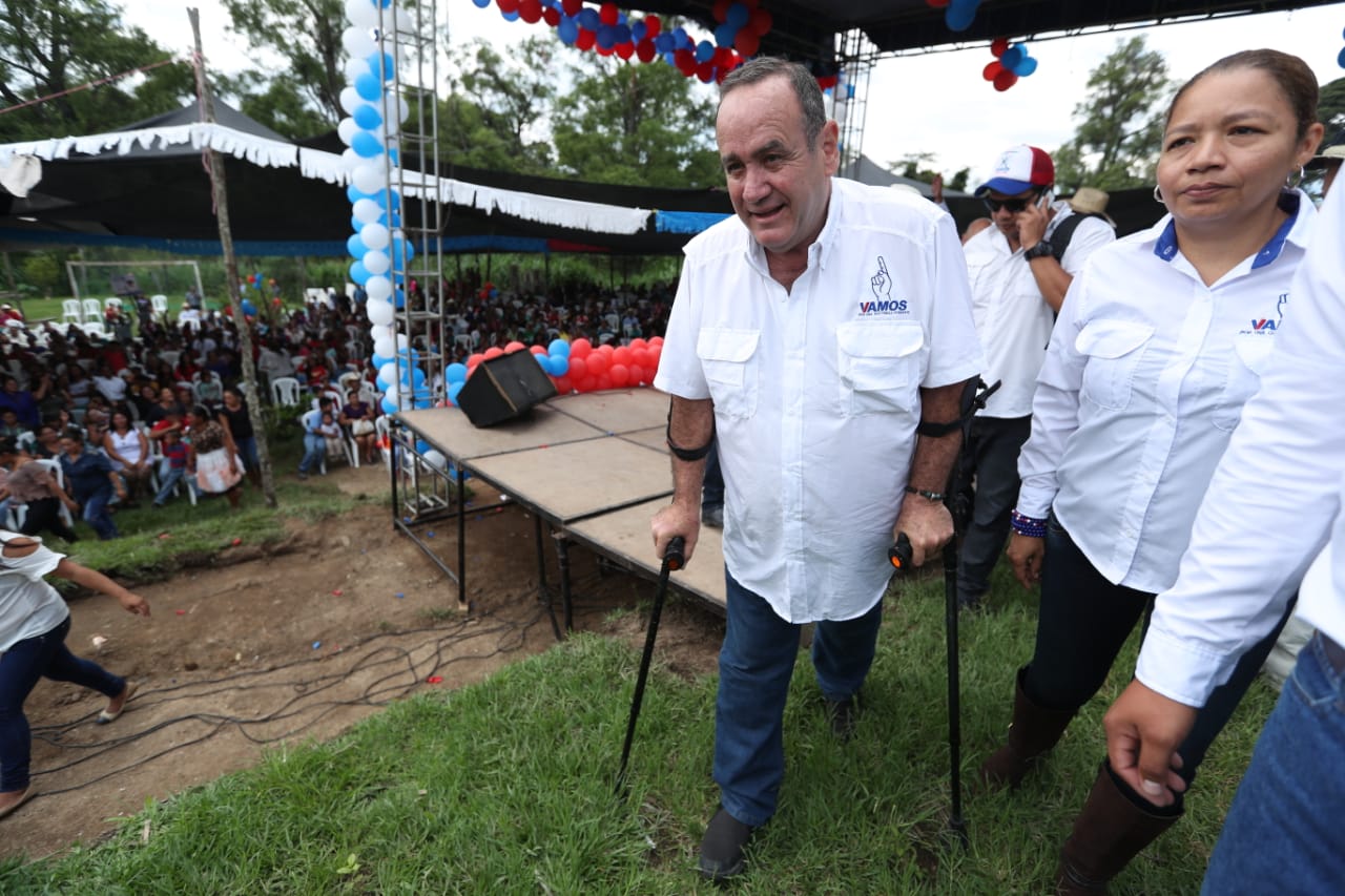 Alejandro Giammattei se despide de los vecinos antes de partir en helicóptero. (Foto Prensa Libre: Esbin García)
