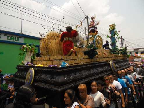 En este cortejo las personas participan durante todos los turnos que deseen y la población trata de permanecer con el niño durante todo su recorrido. Foto Prensa Libre: Néstor Galicia