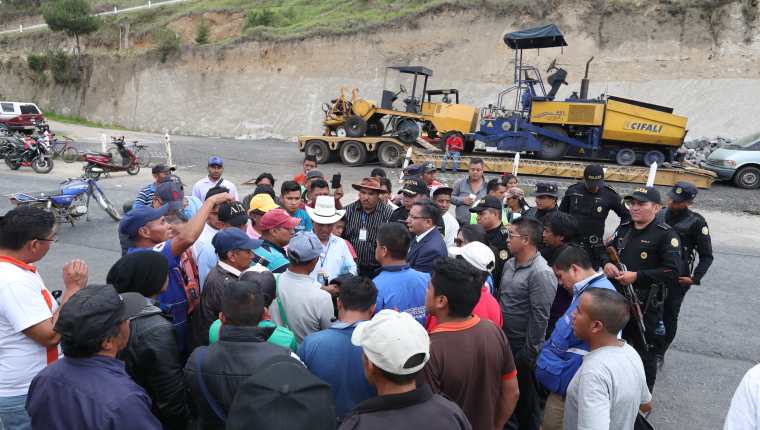 Vecinos de Cantel, Quetzaltenango, exigen que empresa a cargo de los trabajos de reparación de 12 kilómetros de carretera cumpla con el contrato que firmó con el CIV. (Foto Prensa Libre: Mynor Toc)