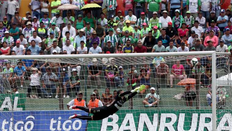 Con su tendida Adrián De Lemos adorna el gol de larga distancia de Danilo Guerra. (Foto Prensa Libre: Carlos Vicente) 