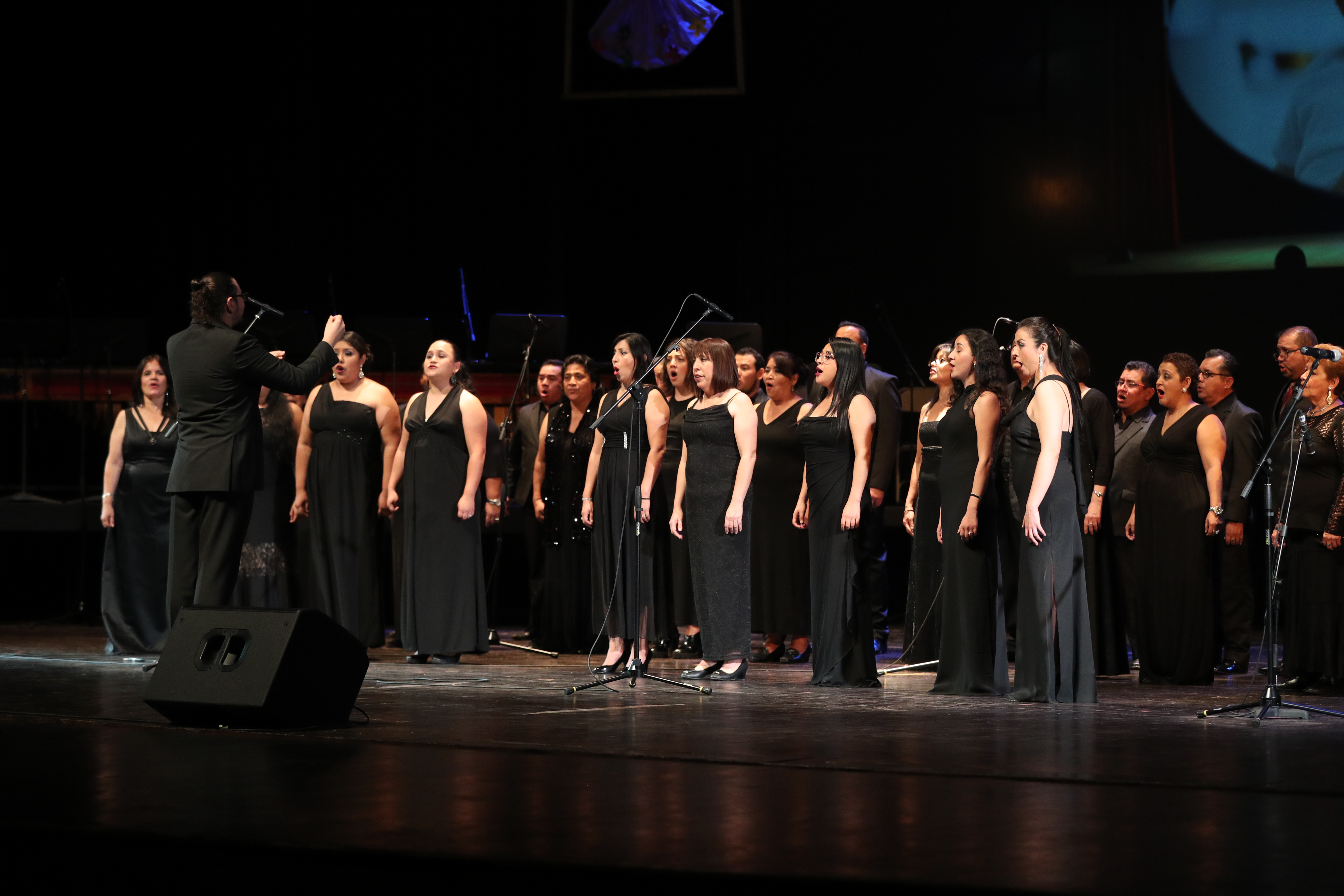 Los integrantes del Coro Nacional ofrecieron un "arrullo a mamá". (Foto Prensa Libre: J. Ochoa)