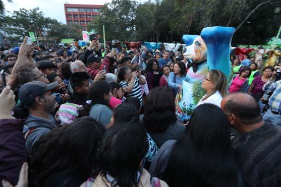 Decenas de personas hicieron fila para poder tomarse una fotografía con el oso que representa a Guatemala. Foto Prensa Libre: Óscar Rivas 