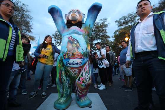 Los guatemaltecos fueron testigos de la develación de la estatua número 145 que representa a Guatemala y fue elaborada por el artista Darwin Osiel. Foto Prensa Libre: Óscar Rivas 