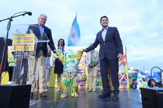 El embajador de Alemania en Guatemala, Harald Klein, entregó una miniatura de un oso al alcalde de la ciudad de Guatemala, Ricardo Quiñónez. Foto Prensa Libre: Óscar Rivas