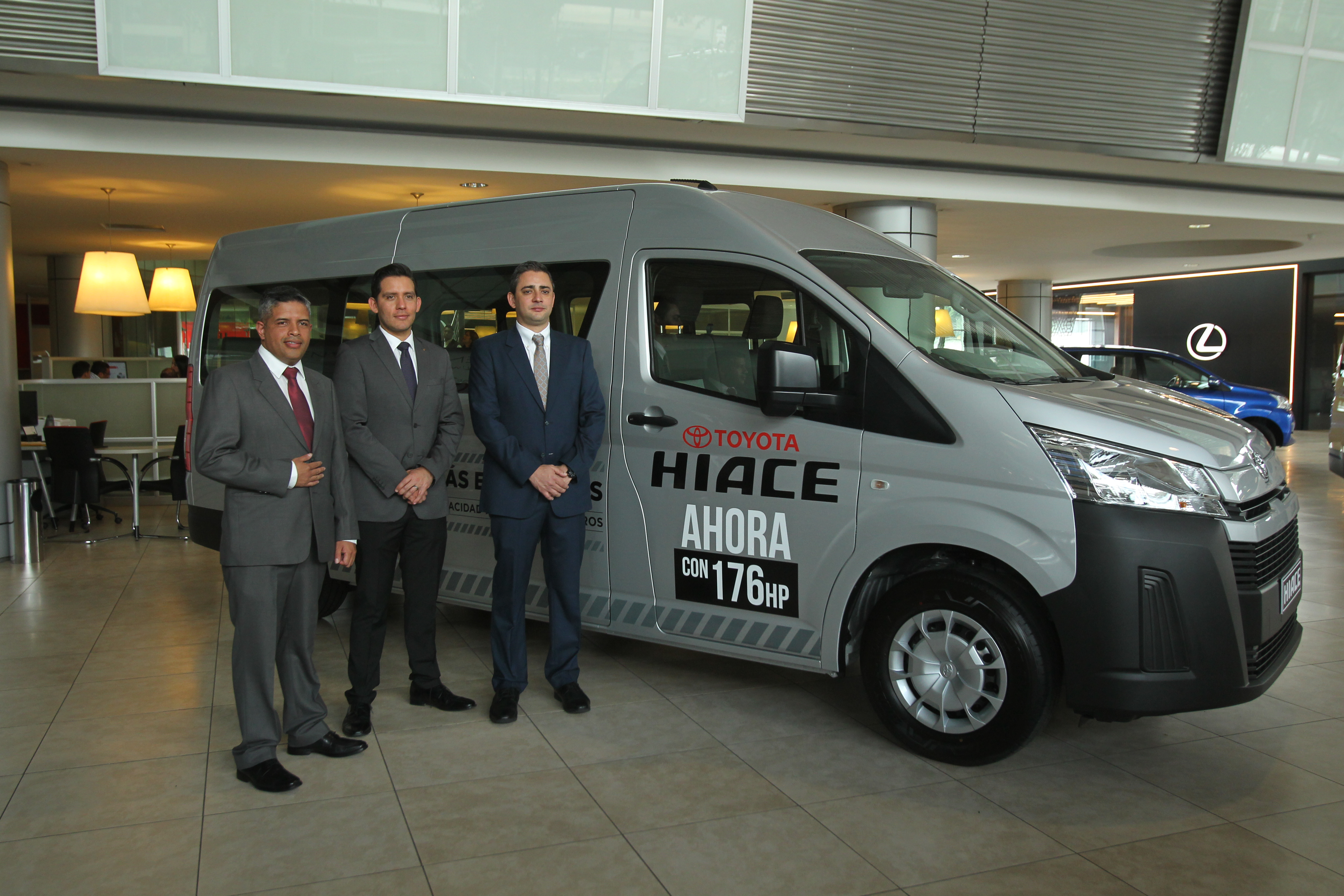 Directivos de Cofiño Stahl, mostraron el nuevo modelo de Toyota HIACE. Foto Norvin Mendoza