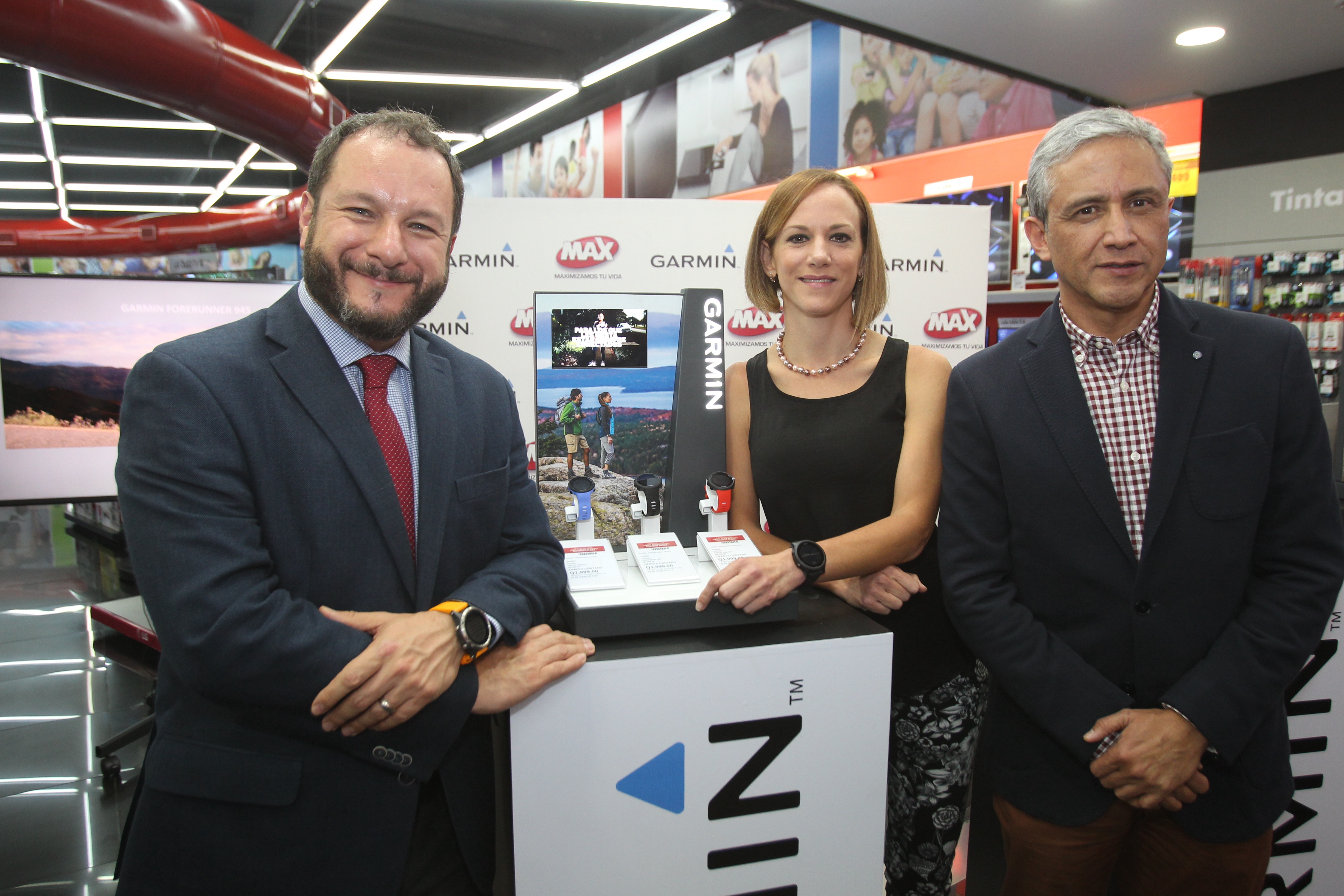 Martín Prera, director de mercadeo de Grupo Distelsa; Cecilia Larra, embajadora de Garmin, y Roberto Méndez, gerente de marca Garmin, presentaron los nuevos modelos de relojes inteligentes. (Foto Prensa Libre: Norvin Mendoza)