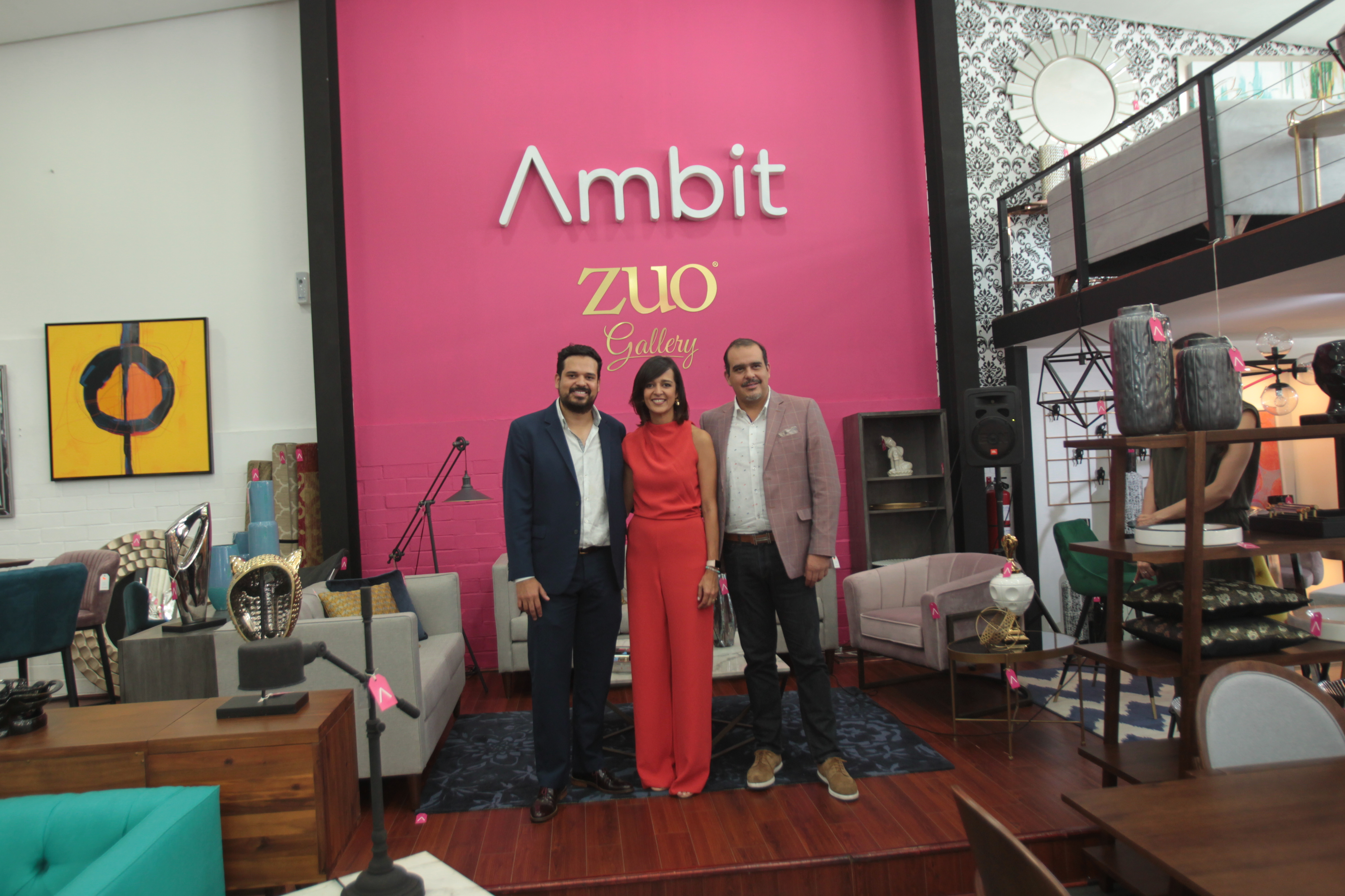 
Edgar y Laura Salguero  representantes de Ambit junto a Héctor Hernández de Zuo en la presentación de los nuevos productos
