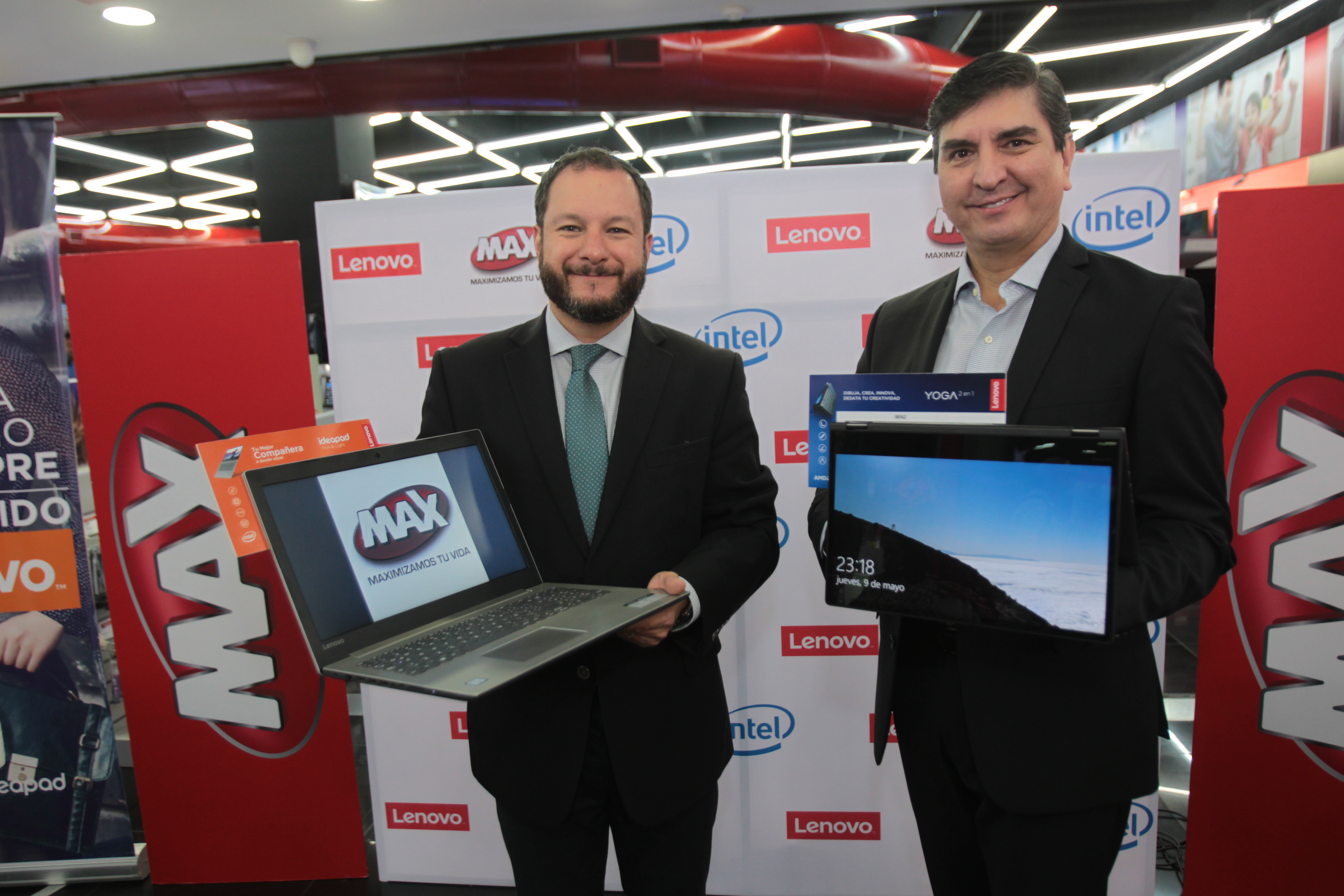 Martín Prera representante de Tiendas Max y William Gracia, gerente de territorio de Centroamérica y República Dominicana de Lenovo, presentado los nuevos modelos de laptops