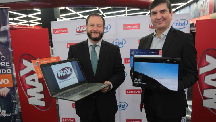 Martín Prera representante de Tiendas Max y William Gracia, gerente de territorio de Centroamérica y República Dominicana de Lenovo, presentado los nuevos modelos de laptops