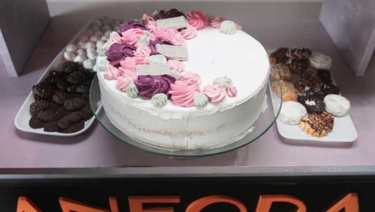 El pastel Roses ´n´Cream, creado para consentir a mamá estará disponible durante el mes de mayo.